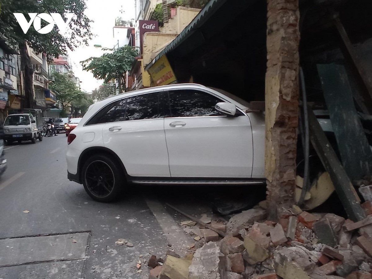 Tin trong nước - Vụ xe Mercedes đột ngột lao thẳng vào nhà dân trên phố cổ: Nữ tài xế vi phạm nồng độ cồn