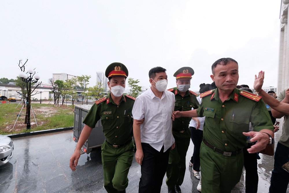 An ninh - Hình sự - Những hình ảnh đầu tiên của cựu Đại tá Phùng Anh Lê trong cáo buộc nhận tiền “chạy án”