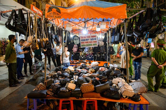 An ninh - Hình sự - Thu giữ hàng trăm túi xách, giầy thể thao, nước hoa “hàng hiệu” tại chợ đêm giá chưa tới 200.000 đồng (Hình 2).