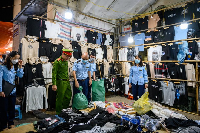 An ninh - Hình sự - Thu giữ hàng trăm túi xách, giầy thể thao, nước hoa “hàng hiệu” tại chợ đêm giá chưa tới 200.000 đồng