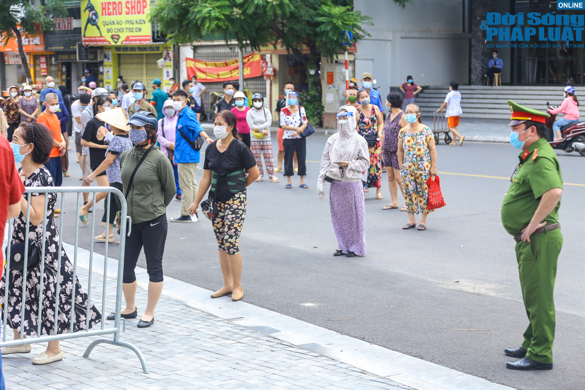 Tin trong nước - Hà Nội: Người dân xếp hàng từ sáng sớm chờ mua bánh trung thu ở điểm bán hàng lưu động (Hình 3).