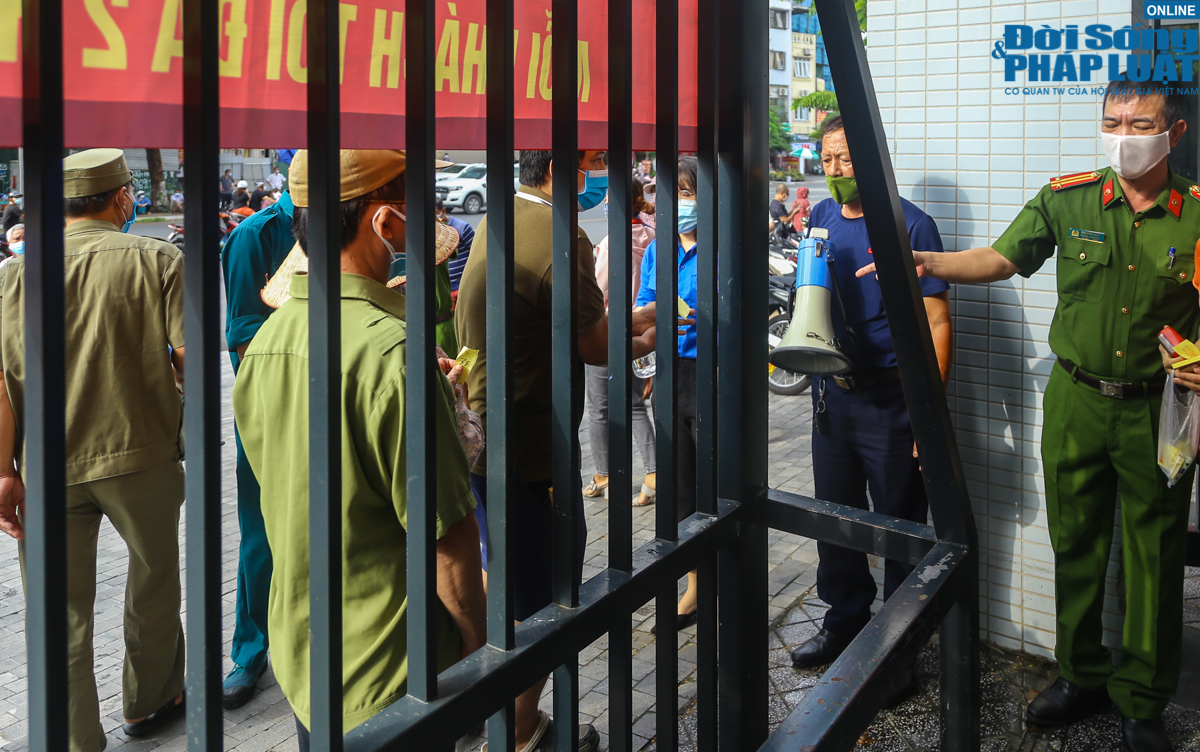 Tin trong nước - Hà Nội: Người dân xếp hàng từ sáng sớm chờ mua bánh trung thu ở điểm bán hàng lưu động (Hình 6).