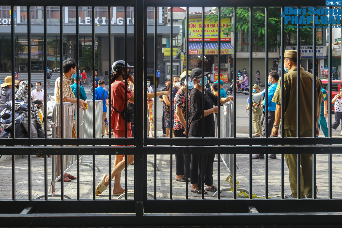 Tin trong nước - Hà Nội: Người dân xếp hàng từ sáng sớm chờ mua bánh trung thu ở điểm bán hàng lưu động (Hình 5).