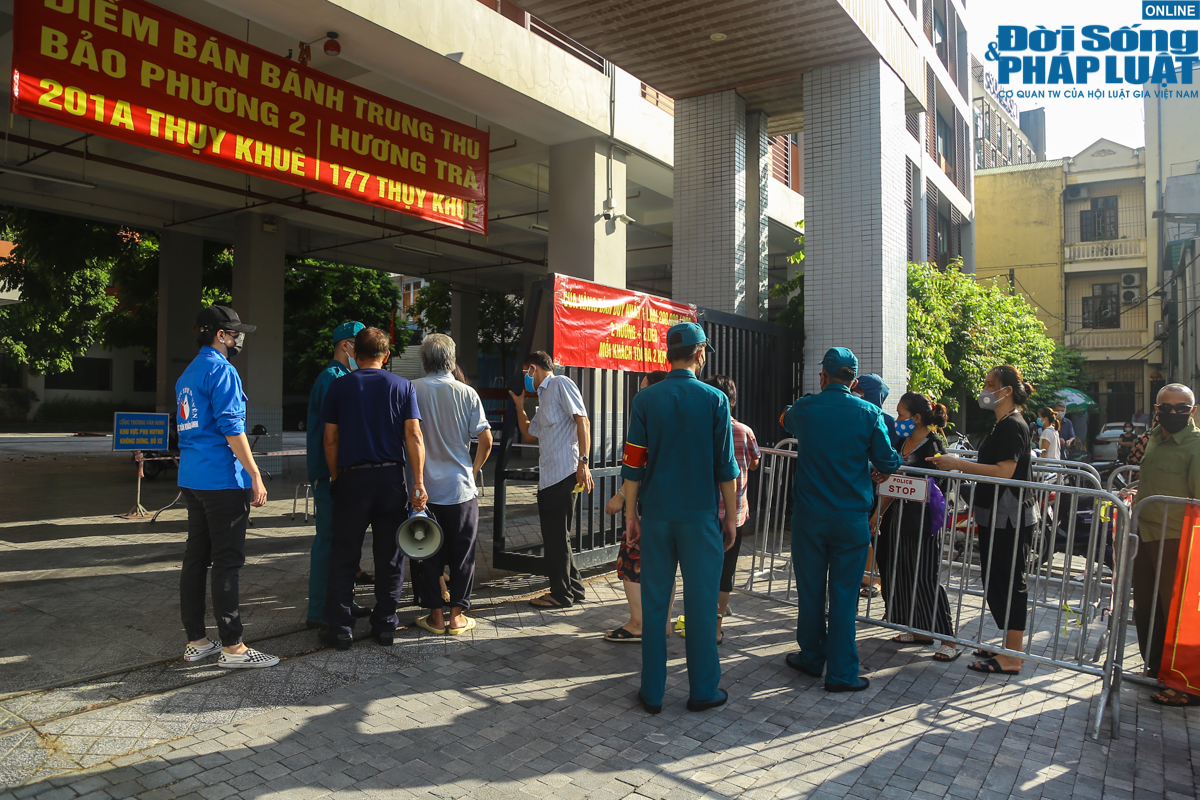 Tin trong nước - Hà Nội: Người dân xếp hàng từ sáng sớm chờ mua bánh trung thu ở điểm bán hàng lưu động 