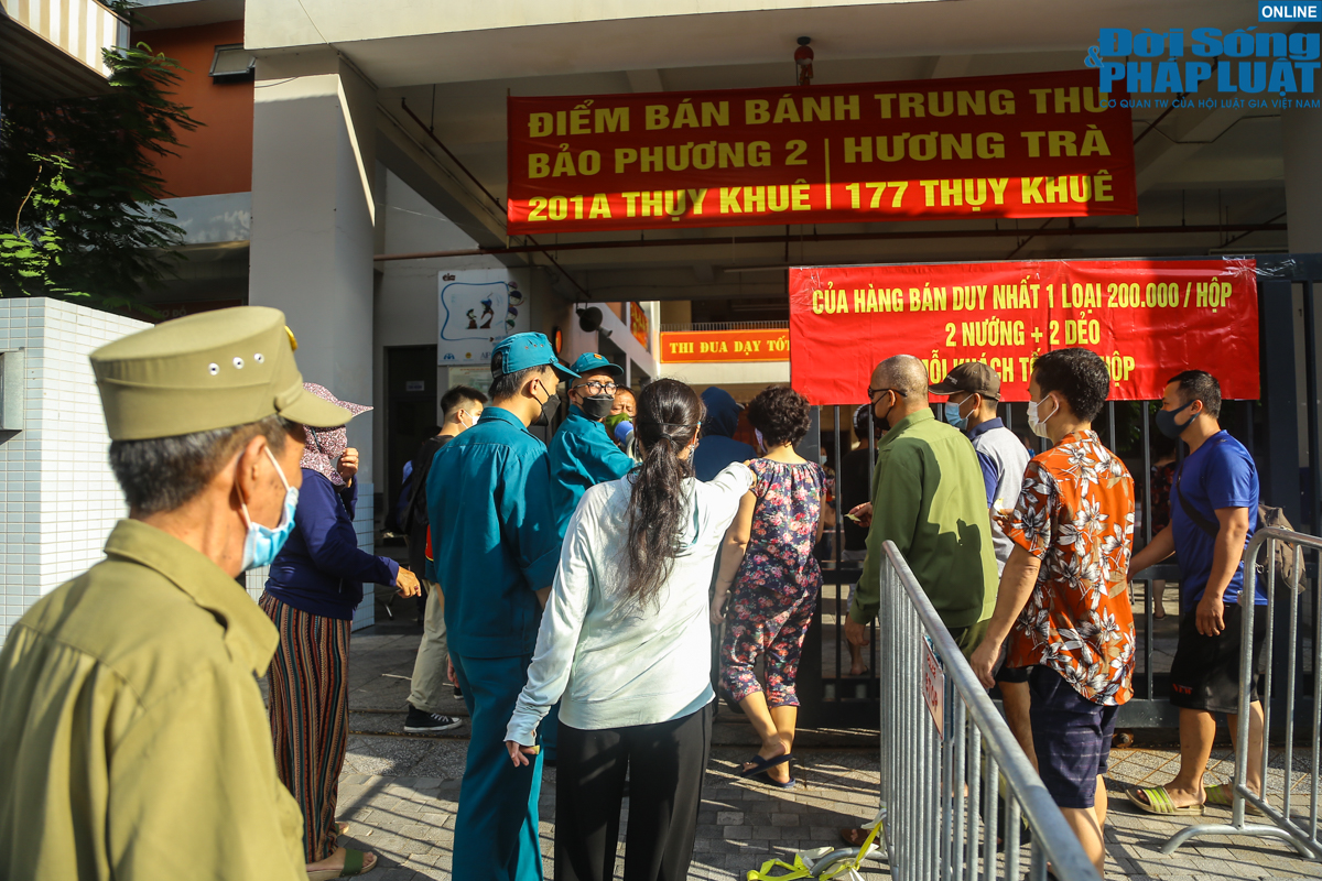 Tin trong nước - Hà Nội: Người dân xếp hàng từ sáng sớm chờ mua bánh trung thu ở điểm bán hàng lưu động (Hình 4).