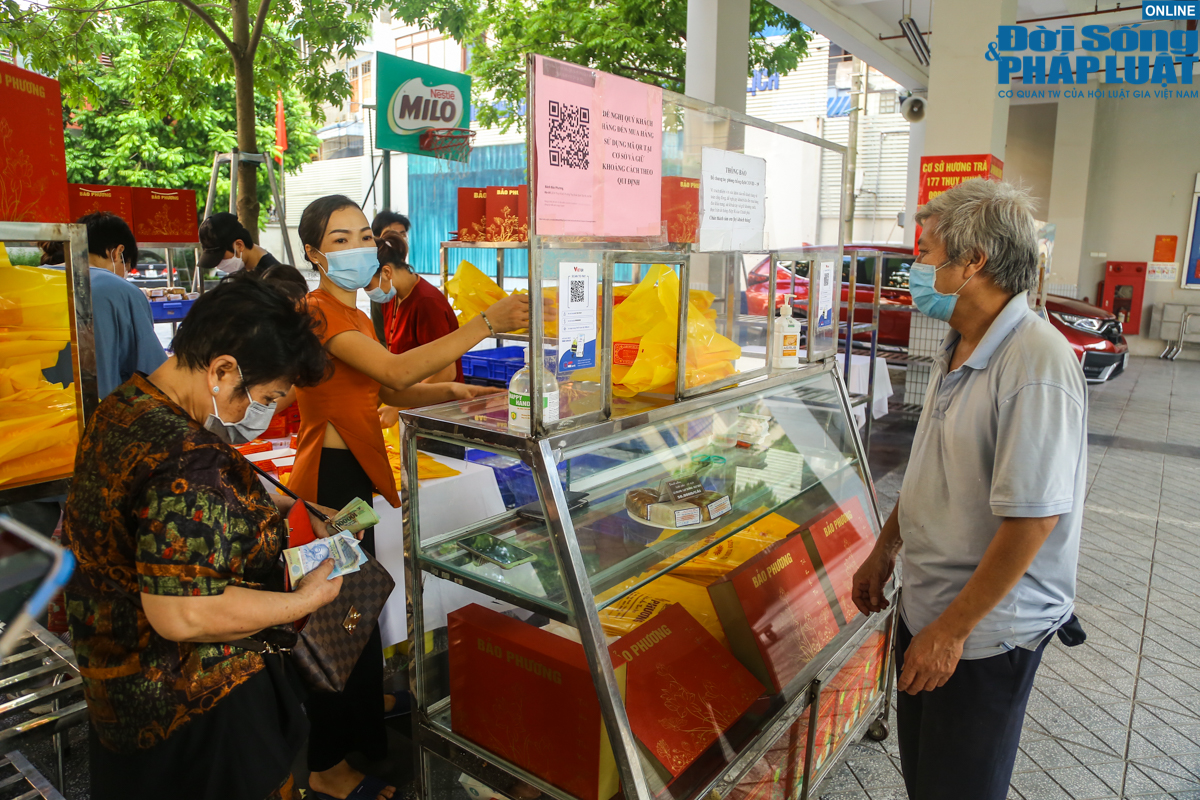 Tin trong nước - Hà Nội: Người dân xếp hàng từ sáng sớm chờ mua bánh trung thu ở điểm bán hàng lưu động (Hình 10).
