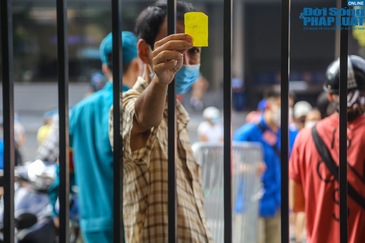 Tin trong nước - Hà Nội: Người dân xếp hàng từ sáng sớm chờ mua bánh trung thu ở điểm bán hàng lưu động (Hình 7).