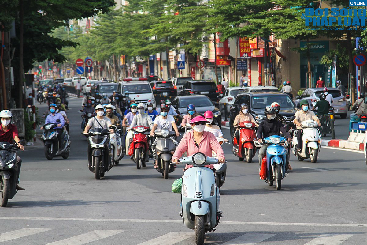 Tin trong nước - Đường phố Hà Nội đông nghẹt ngày đầu bỏ kiểm soát giấy đi đường (Hình 9).