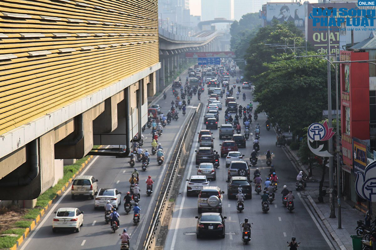 Tin trong nước - Đường phố Hà Nội đông nghẹt ngày đầu bỏ kiểm soát giấy đi đường (Hình 6).