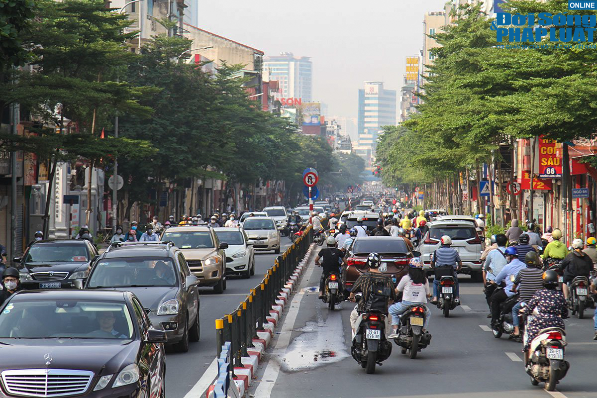 Tin trong nước - Đường phố Hà Nội đông nghẹt ngày đầu bỏ kiểm soát giấy đi đường (Hình 8).