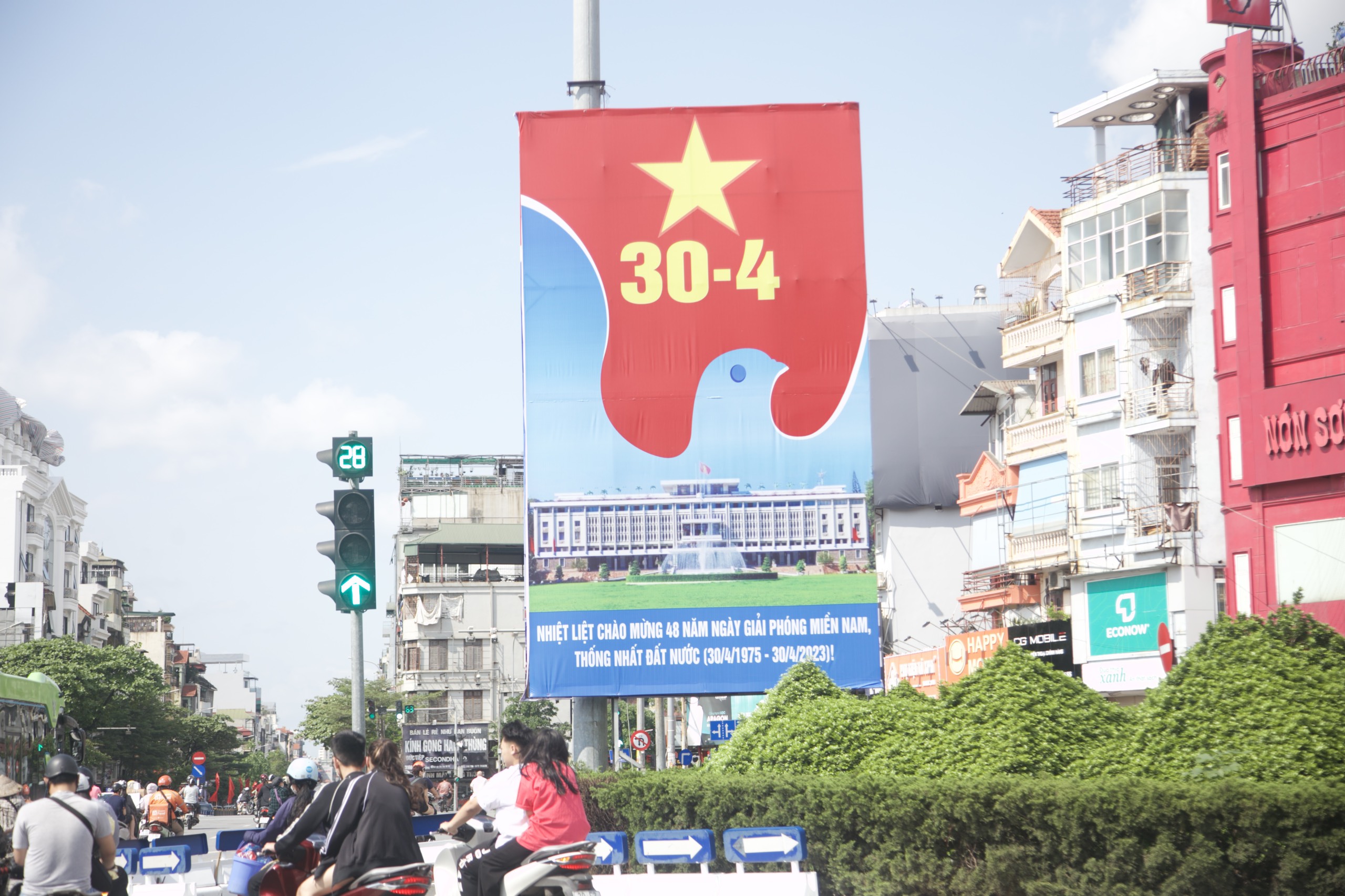 Tin trong nước - Đường phố Hà Nội trang hoàng, rực rỡ cờ hoa chào mừng lễ 30/4 và 1/5 (Hình 6).