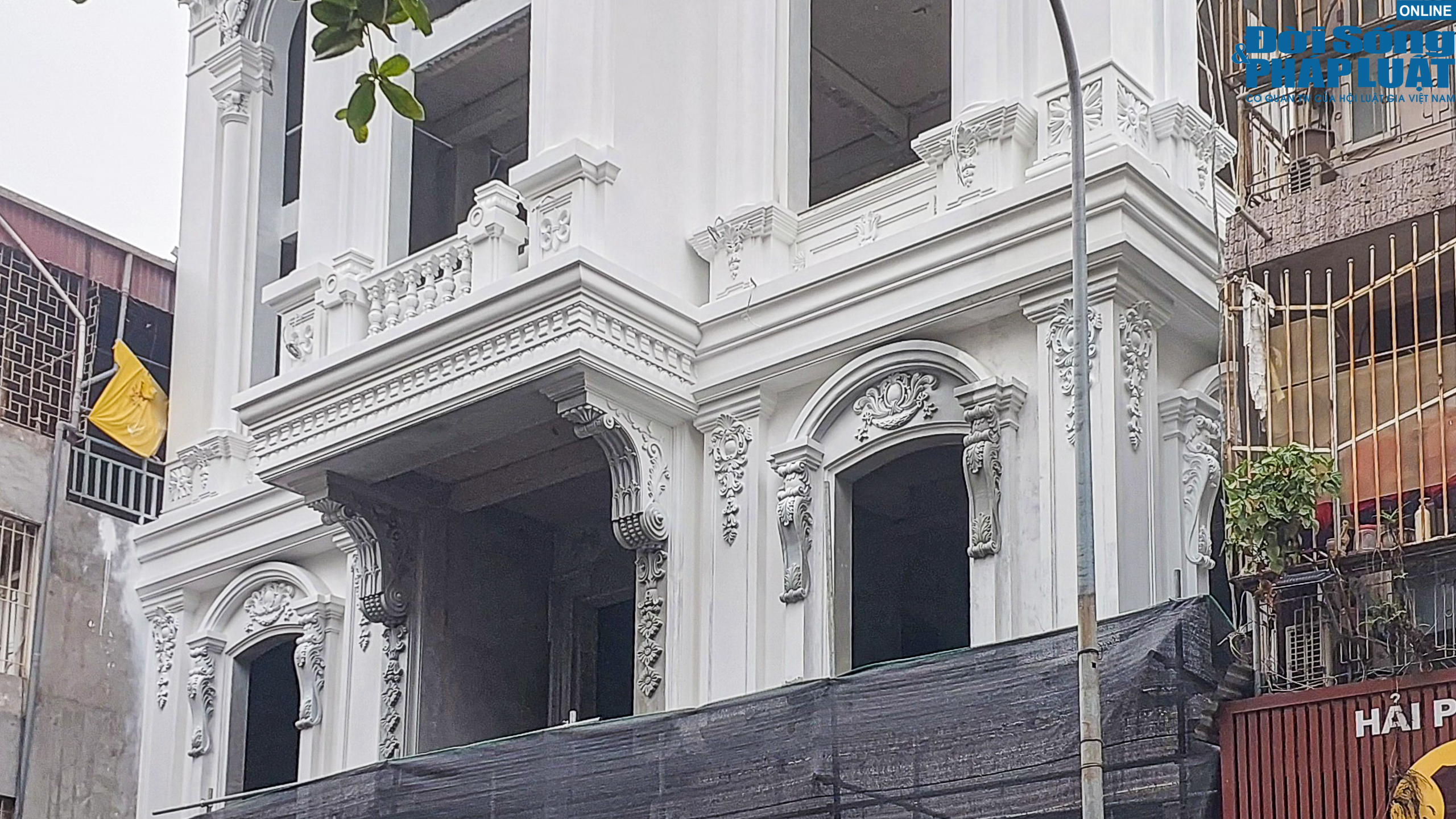 Tin trong nước - Cận cảnh tòa biệt thự bề thế bị kiểm tra vì có dấu hiệu xây sai phép ở quận Ba Đình (Hình 6).