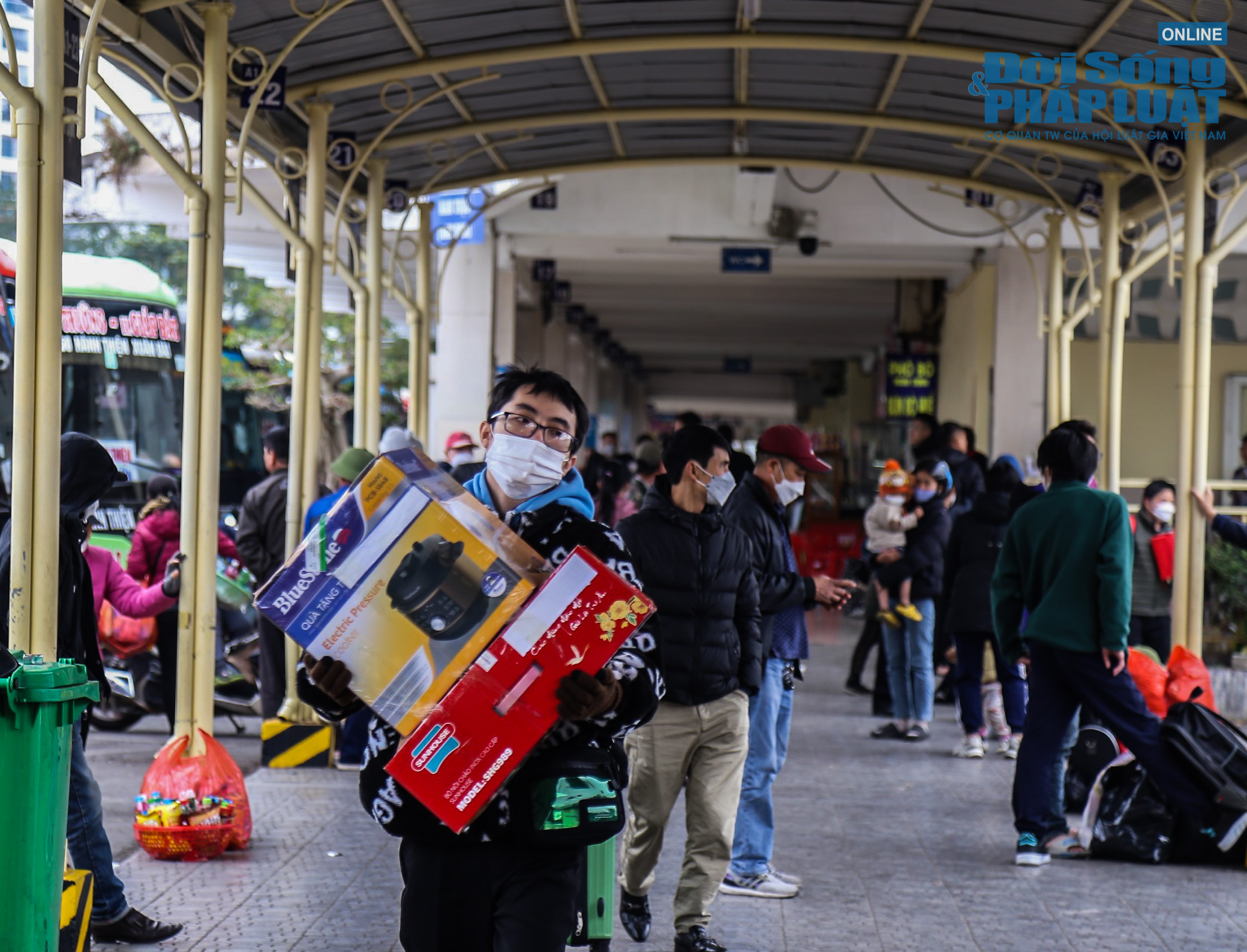 Tin trong nước - Hà Nội: Bến xe tấp nập người dân về quê đón Tết Nguyên đán 2023
