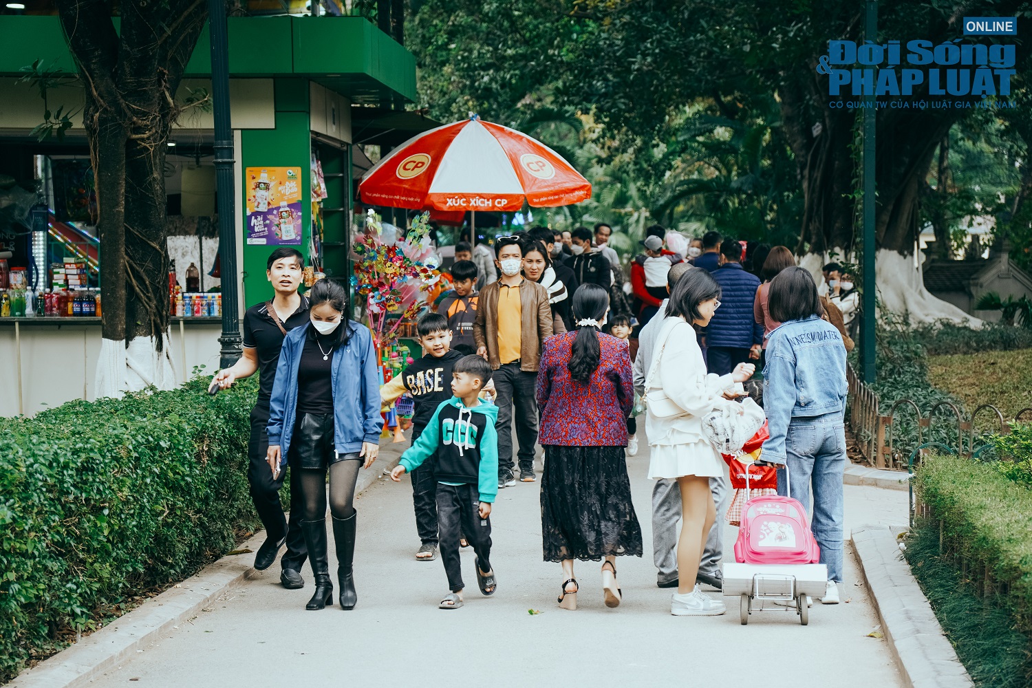 Đời sống - Hà Nội: Người dân kéo nhau tới công viên vui chơi dịp Tết Nguyên đán 2023 (Hình 8).