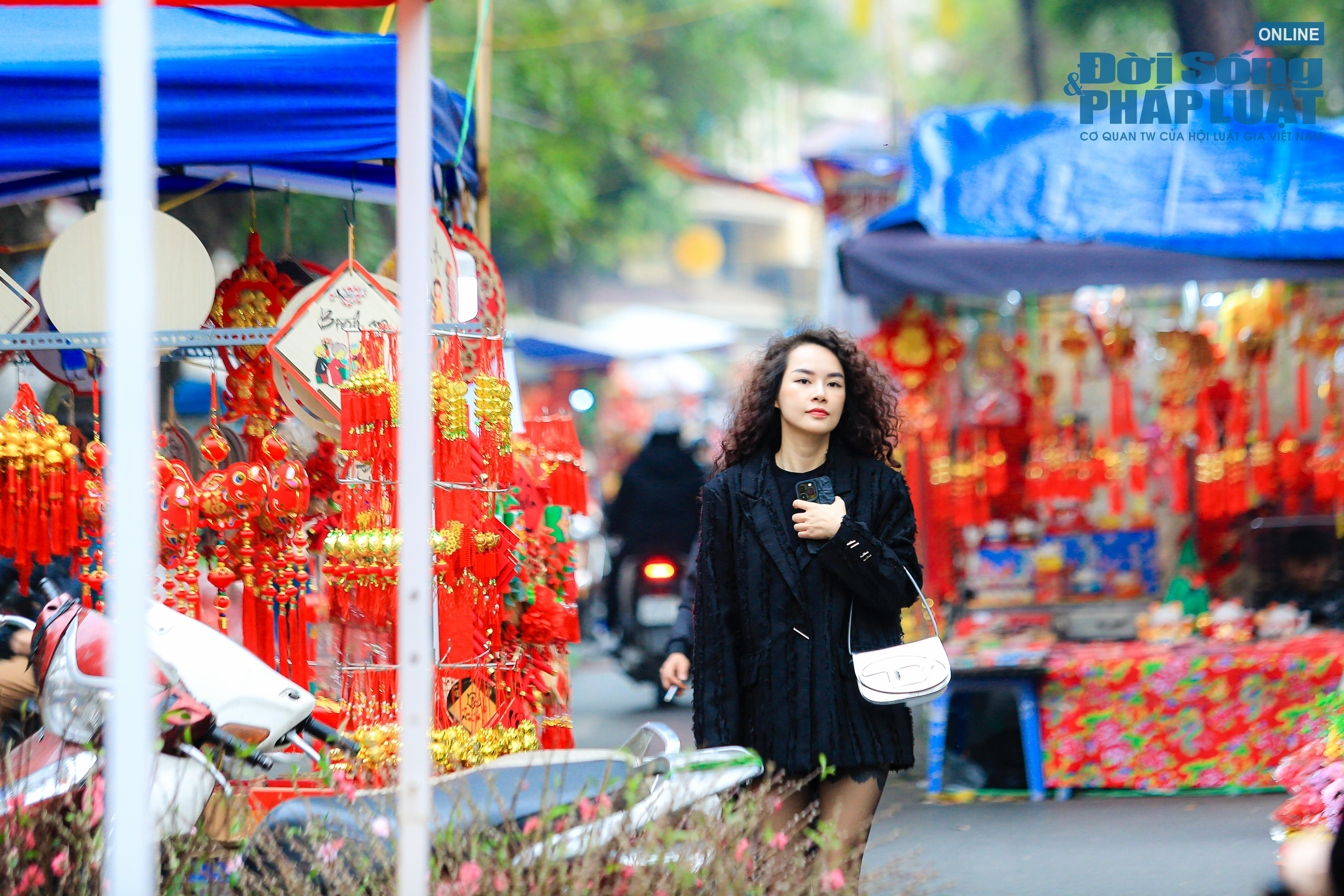 Đời sống - Hà Nội: Sắc đỏ ngập tràn đường phố, người dân đổ xô đi mua sắm Tết
