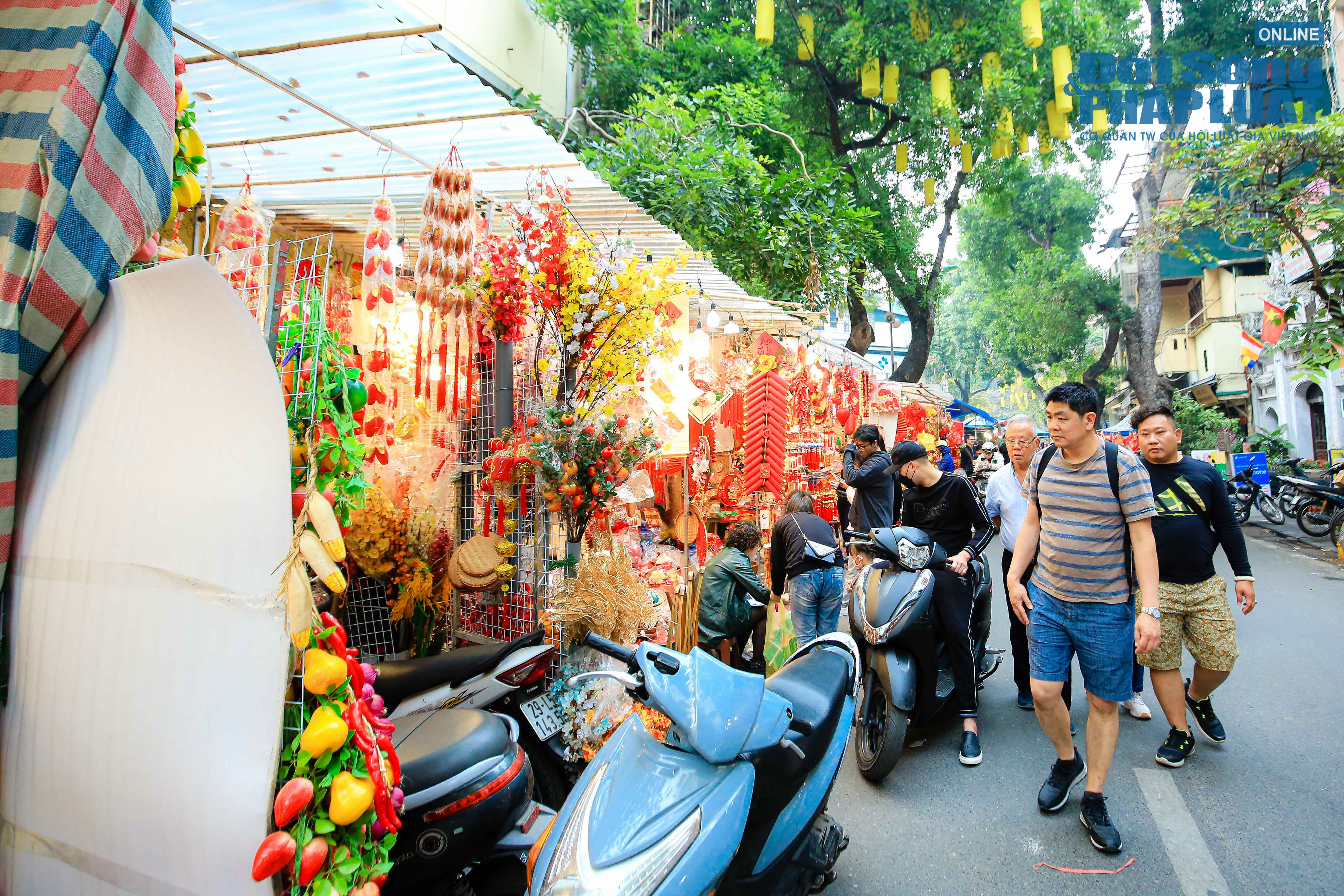 Đời sống - Hà Nội: Sắc đỏ ngập tràn đường phố, người dân đổ xô đi mua sắm Tết (Hình 5).