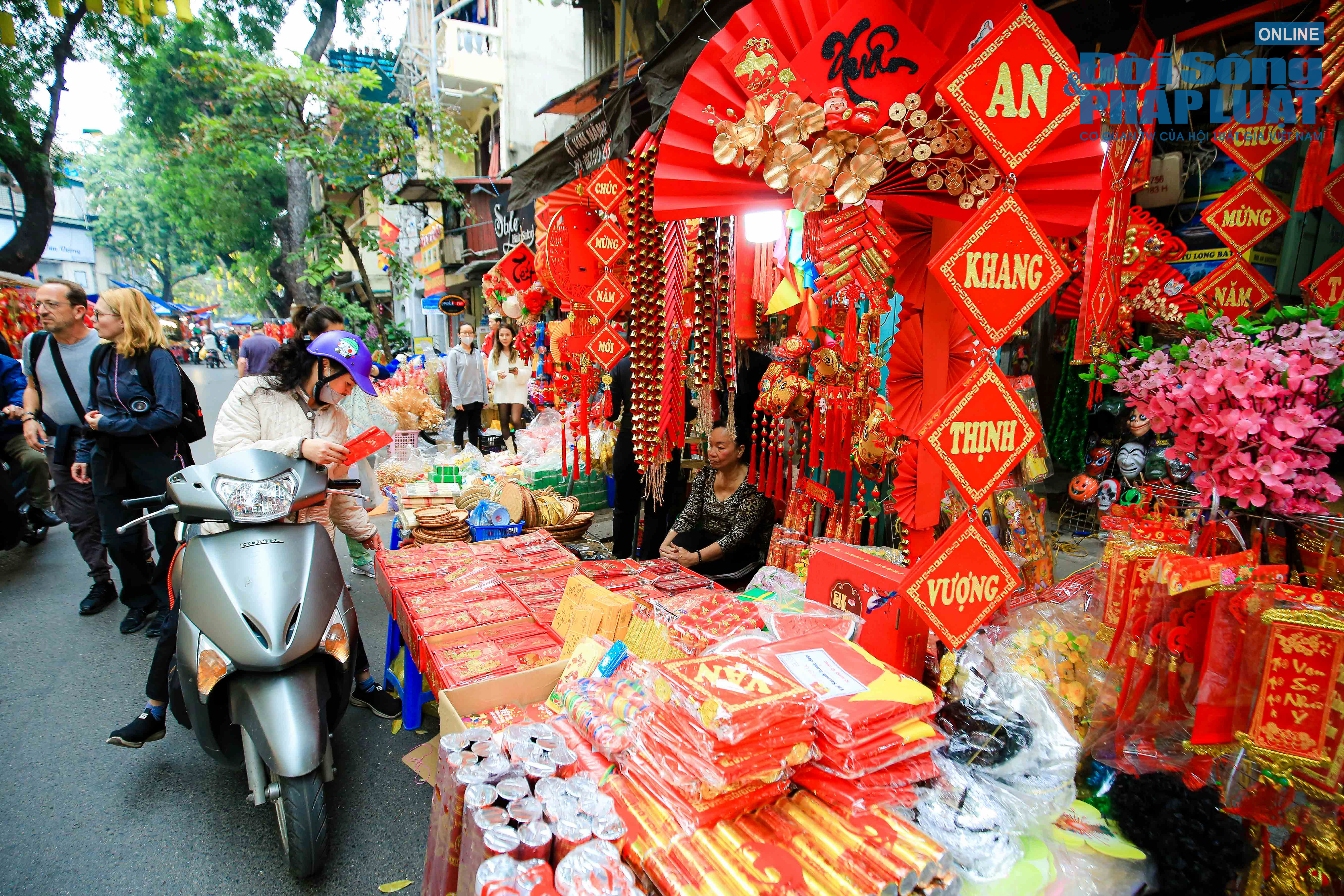 Đời sống - Hà Nội: Sắc đỏ ngập tràn đường phố, người dân đổ xô đi mua sắm Tết (Hình 8).