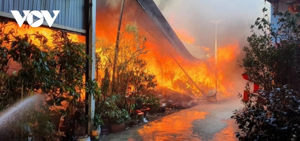 Tin trong nước - Hải Dương: Cháy lớn ở xưởng chứa phế liệu, vải vụn 