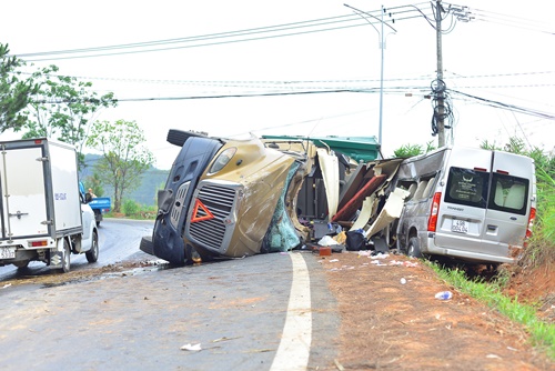 Tin trong nước - Tai nạn trên đèo Mimosa: Xe đầu kéo va chạm xe khách, 7 người bị thương