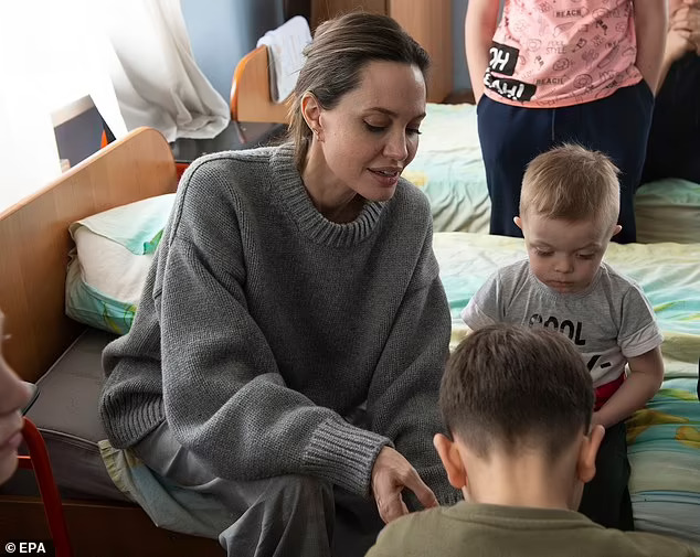 Tin thế giới - Angelina Jolie bí mật đến thăm trẻ mồ côi ở Ukraine, bỏ tin đồn nhận thêm con nuôi (Hình 2).