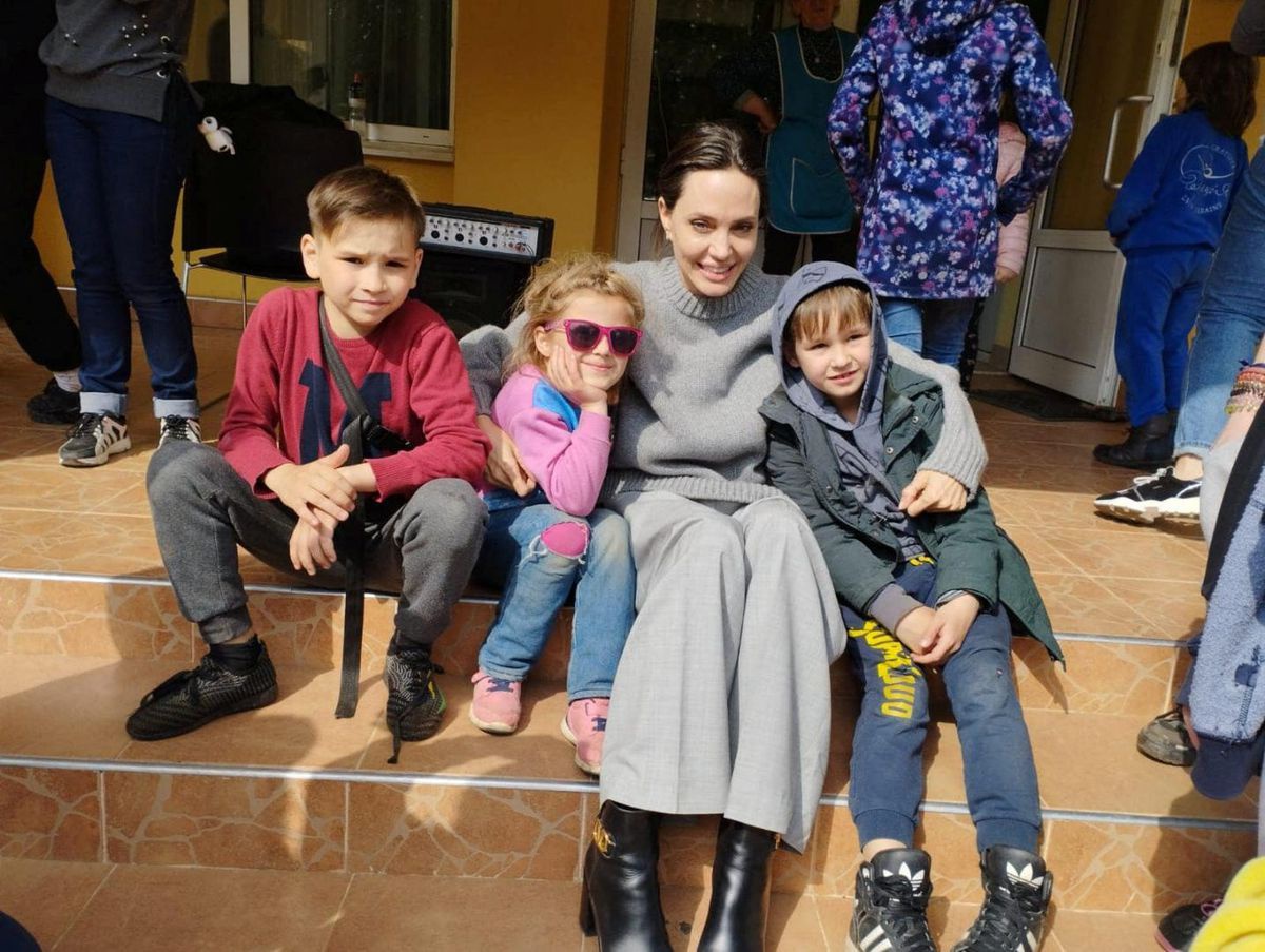 Tin thế giới - Angelina Jolie bí mật đến thăm trẻ mồ côi ở Ukraine, bỏ tin đồn nhận thêm con nuôi
