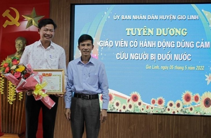 Lãnh đạo huyện Gio Linh tuyên dương hành động dũng cảm của thầy Nguyễn Đăng Hải. (Ảnh: Lao động)