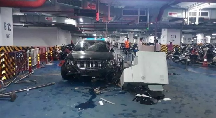 Tin trong nước - Hà Nội: Tài xế Mercedes tông loạt xe máy ở hầm chung cư, lao thẳng chốt bảo vệ (Hình 2).
