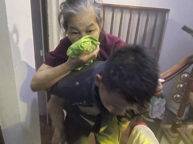 Tin trong nước - Hà Nội: Giải cứu thành công 6 người mắc kẹt trong đám cháy ở phố cổ 