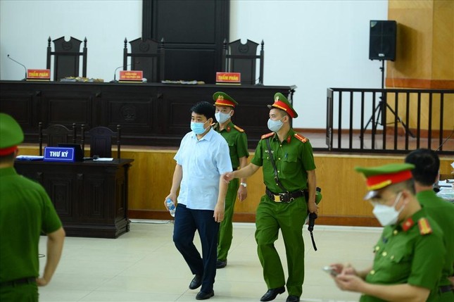 An ninh - Hình sự - Ông Nguyễn Đức Chung nộp bệnh án và 85 bằng khen, giấy khen đến phiên tòa phúc thẩm