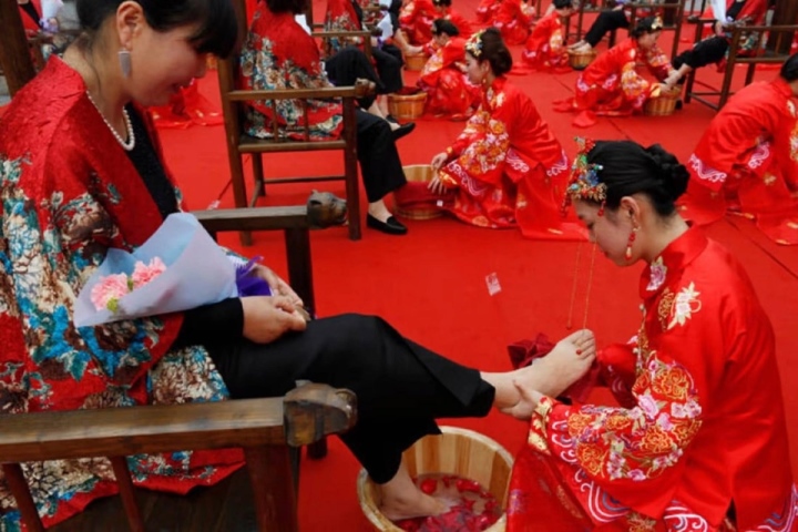 Cộng đồng mạng - Hình ảnh hàng chục con dâu quỳ gối, rửa chân cho mẹ chồng ở Trung Quốc bị phản đối