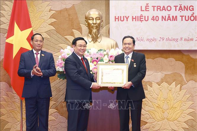 Tin trong nước - Lễ trao Huy hiệu 40 năm tuổi Đảng tặng 2 đồng chí Phó Chủ tịch Quốc hội (Hình 2).