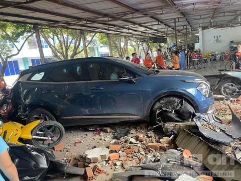 Tin trong nước - Tin tức tai nạn giao thông mới ngày 22/9: Xe ôtô vừa đăng ký biển số, lùi tông sập tường cán nhiều xe máy