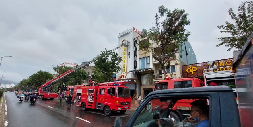 Tin trong nước - Cháy quán karaoke ở Đà Nẵng: Cảnh sát dùng xe thang, đục tường tầng 4 chữa cháy