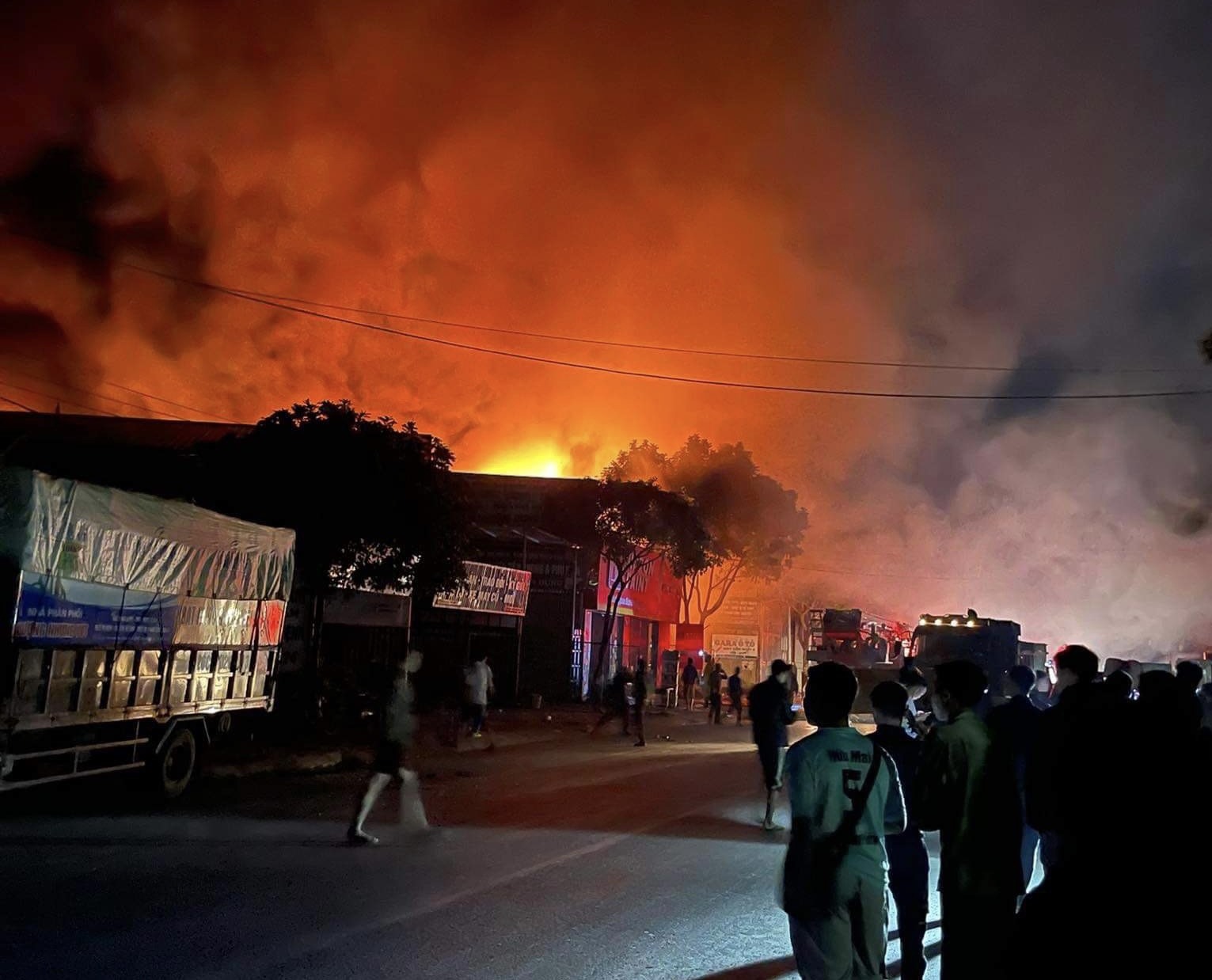 Tin trong nước - Vụ cháy lớn ở Sơn La: Lửa bùng phát dữ dội, thiệt hại hàng tỷ đồng (Hình 4).
