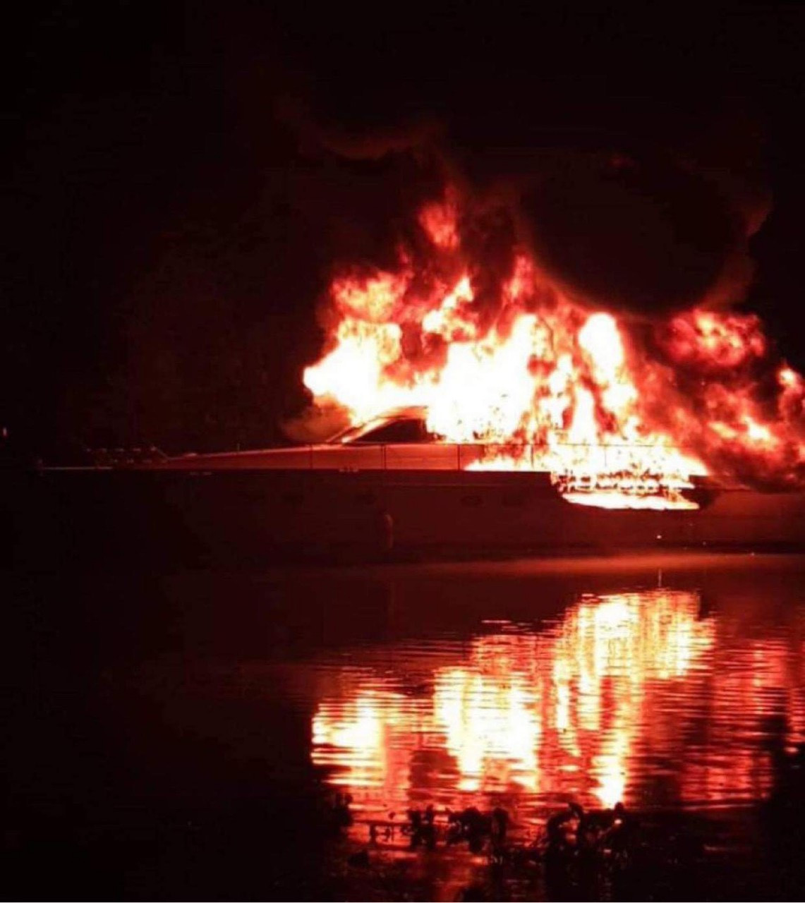 Tin trong nước - Giải cứu 3 người khỏi du thuyền bốc cháy ngùn ngụt trên sông Sài Gòn