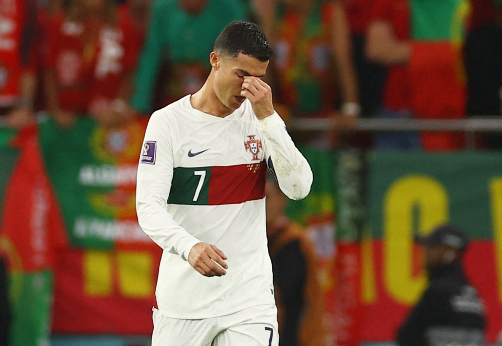 Ronaldo bật khóc là một hình ảnh đầy xúc động khi siêu sao này không kiềm được nước mắt trong một trận đấu đầy cảm xúc. Hãy xem hình ảnh này để cảm nhận được tình cảm và sự nỗ lực của Ronaldo trên sân cỏ.