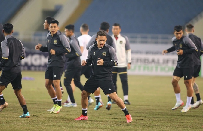 Bóng đá - Tuyển Indonesia tập trên sân Mỹ Đình, cầu thủ lắc đầu chê mặt sân