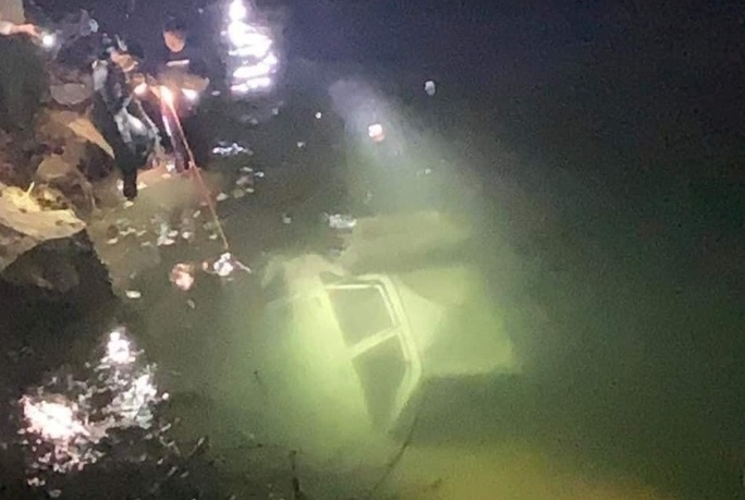 Tin trong nước - Phát hiện thi thể người chồng mất tích ở Sơn La trong xe ô tô dưới sông Đà