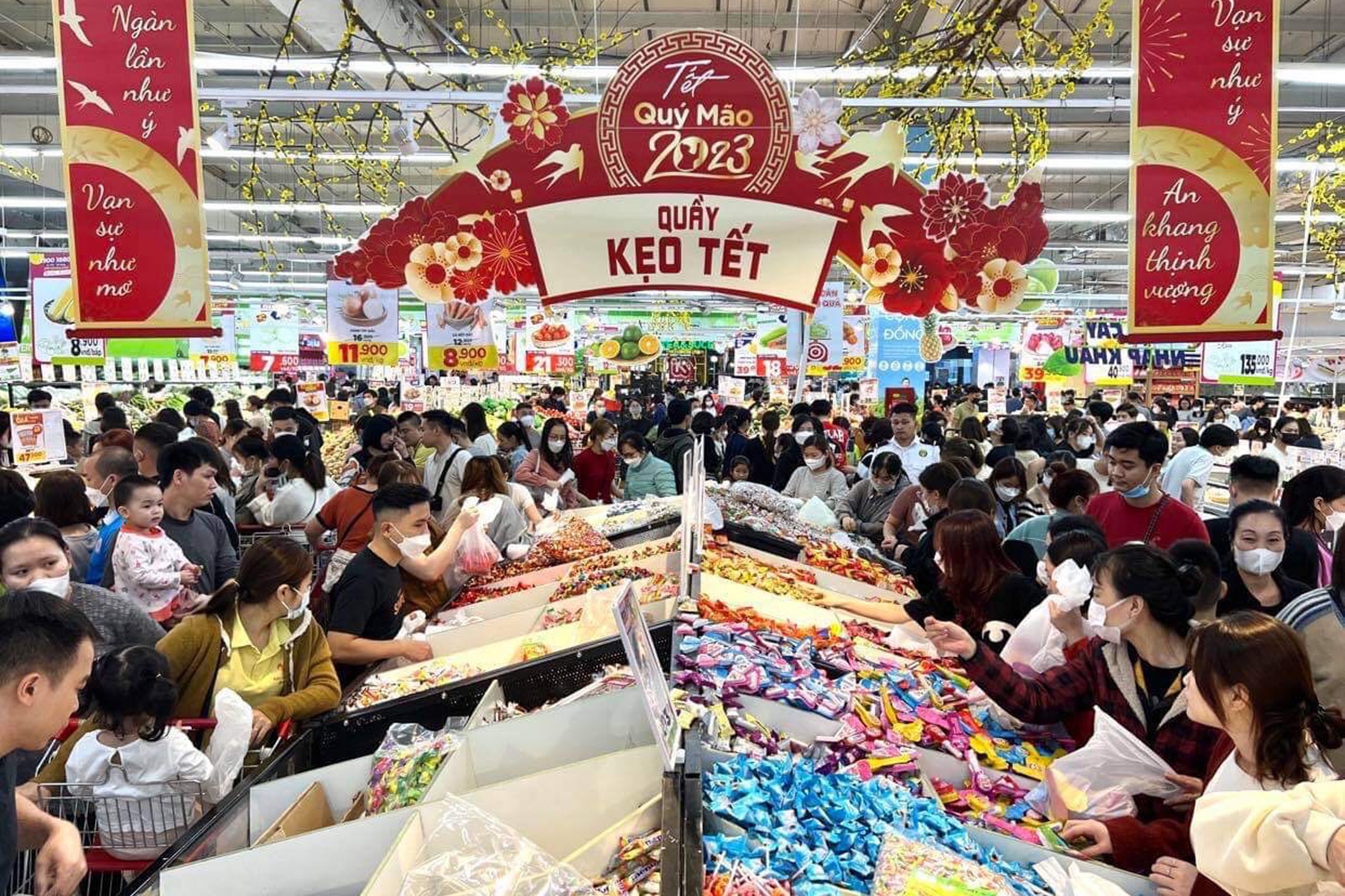 Tin trong nước - Hàng nghìn người Hà Nội đổ về các siêu thị mua sắm chuẩn bị đón Tết Quý Mão (Hình 3).