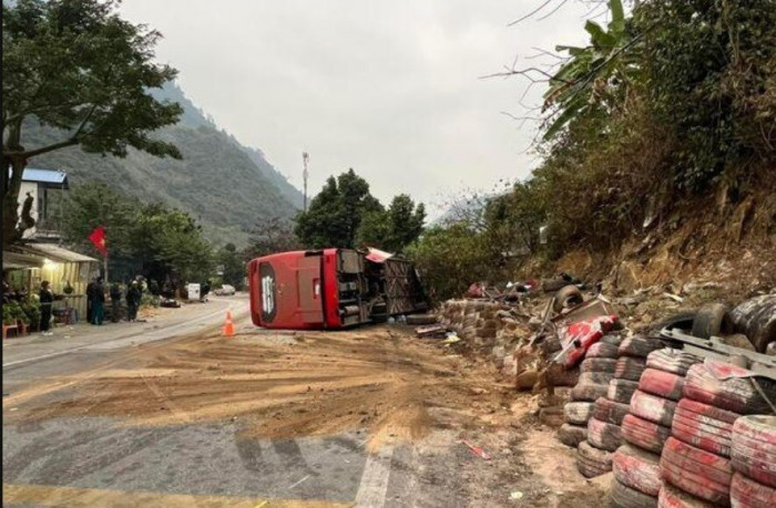 Tin trong nước - Xe khách đâm vách núi, lật đè 3 xe máy khiến 2 người chết, 19 người bị thương
