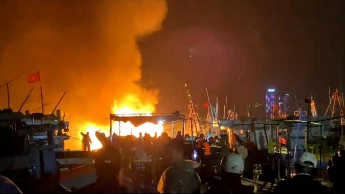 Tin trong nước - Đà Nẵng: 3 tàu cá bất ngờ bốc cháy khi đang neo đậu 