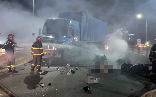 Tin trong nước - Hải Phòng: Xe máy bốc cháy sau khi đấu đầu xe tải, hậu quả 2 người tử vong