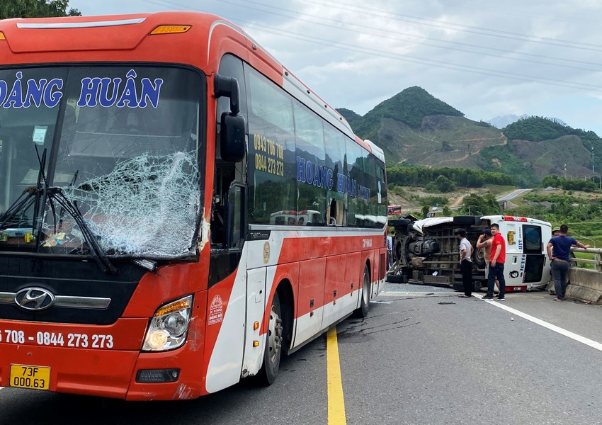 Tin trong nước - Vụ xe khách tông xe rước dâu trên cao tốc: 1 người chết, hơn 10 người bị thương