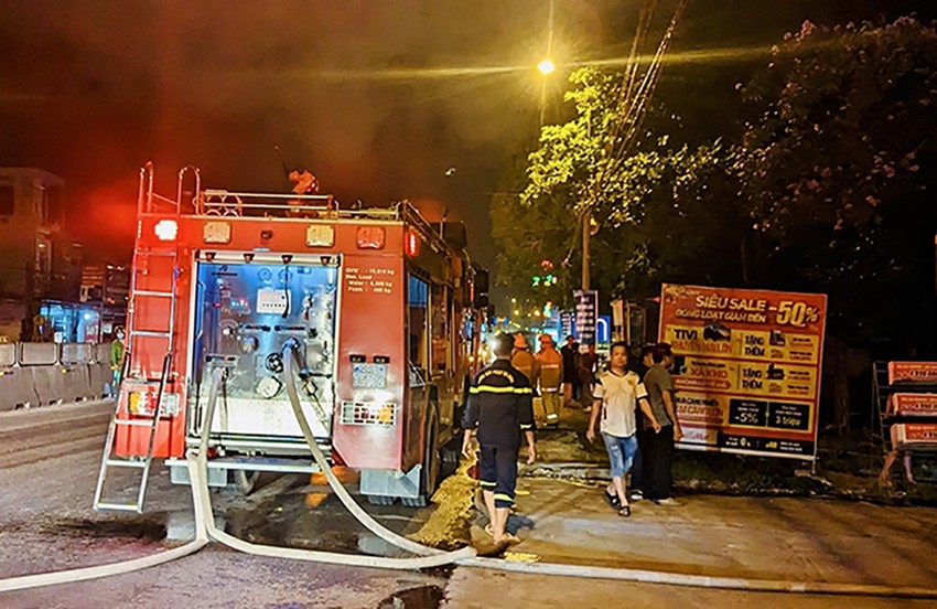 Tin trong nước - Thanh Hóa: Hiện trường vụ cháy siêu thị Media Mart, thiệt hại nhiều tỷ đồng (Hình 2).