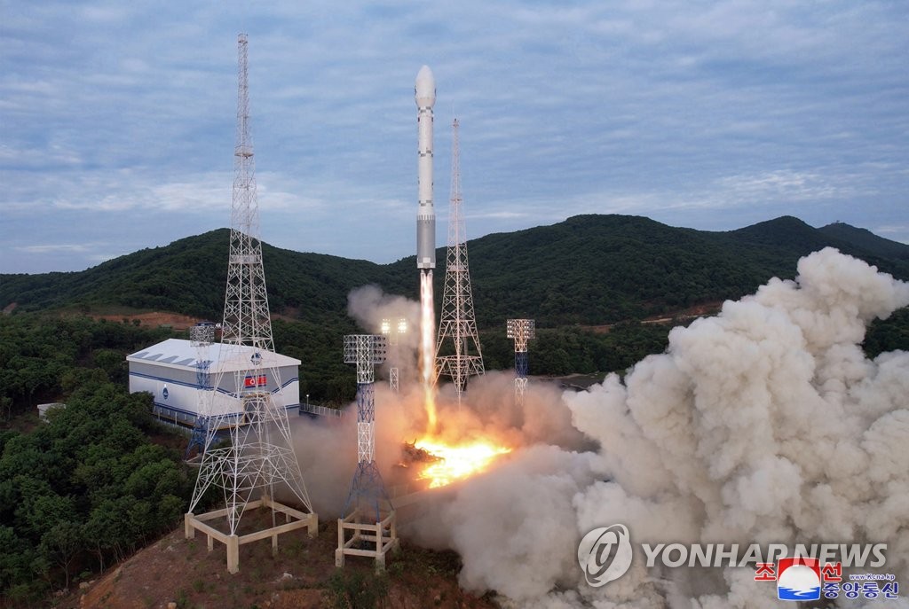 Tin thế giới - Những bức ảnh hiếm về vụ phóng vệ tinh trinh sát thất bại của Triều Tiên 