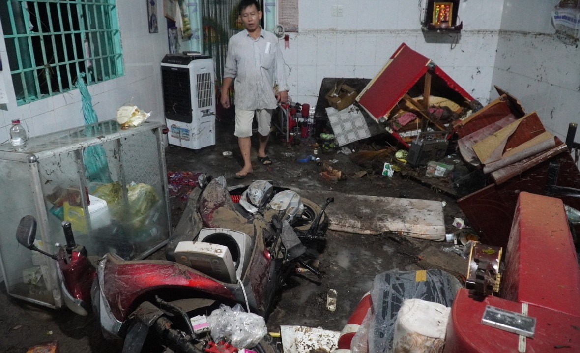 Tin trong nước - Đồng Nai: Lũ quét cuốn trôi đồ đạc khiến khu phố tan hoang, đổ nát (Hình 3).