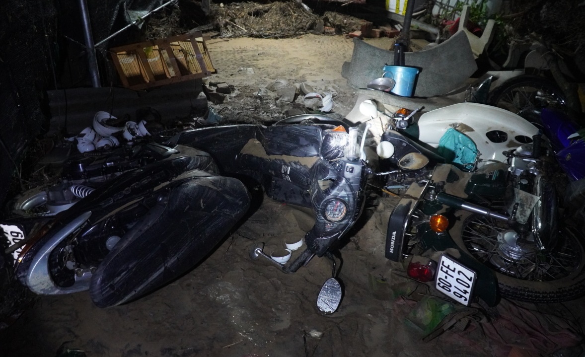 Tin trong nước - Đồng Nai: Lũ quét cuốn trôi đồ đạc khiến khu phố tan hoang, đổ nát (Hình 5).