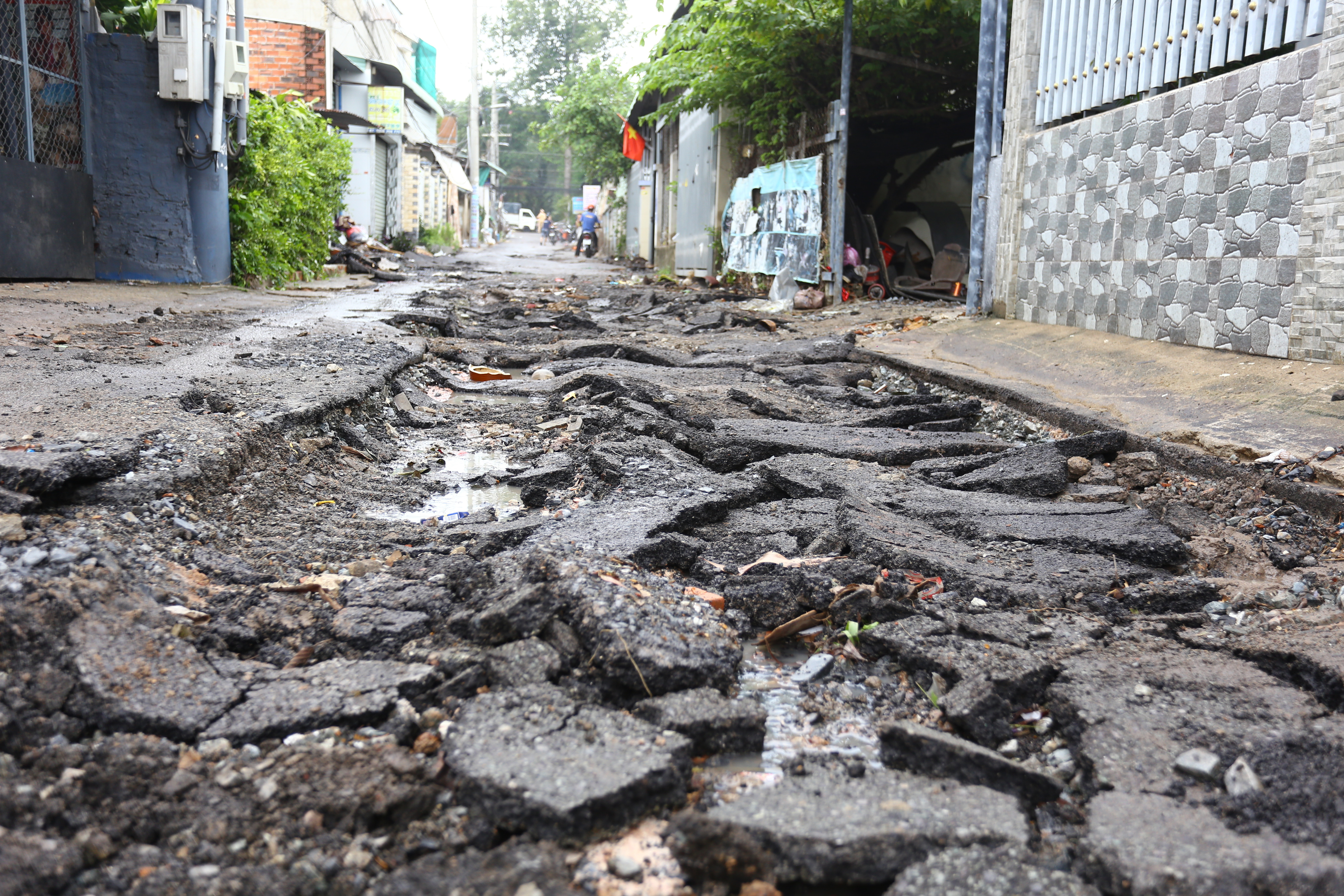 Tin trong nước - Đồng Nai: Lũ quét cuốn trôi đồ đạc khiến khu phố tan hoang, đổ nát (Hình 9).