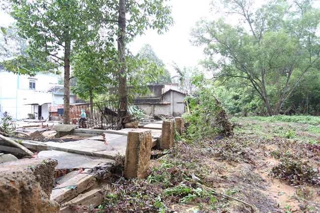 Tin trong nước - Đồng Nai: Lũ quét cuốn trôi đồ đạc khiến khu phố tan hoang, đổ nát 