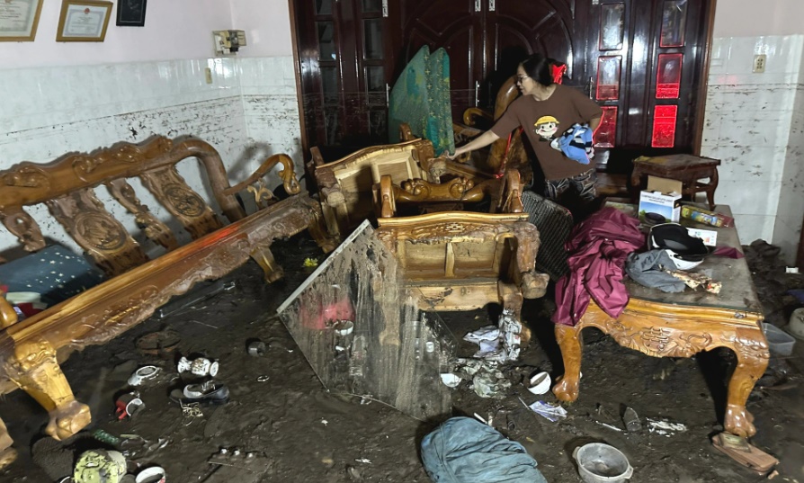 Tin trong nước - Đồng Nai: Lũ quét cuốn trôi đồ đạc khiến khu phố tan hoang, đổ nát (Hình 2).